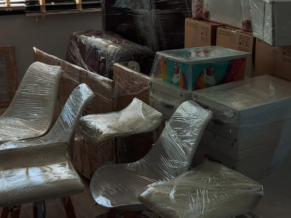 Cajas y sillas de oficina embaladas listas para ser transportadas por Saenz Mudanzas.